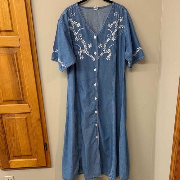 denim jazz Dresses & Skirts - Denim Jazz Vintage Embroidered Button Front Denim Midi Dress | size 1X | EUC